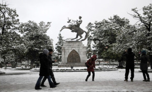 Onceki gun aksam saatlerinde bastiran kar nedeniyle kentin dort bir yaninda kartpostallik goruntuler olustu. Vatandaslar bu ani olumsuzlestirmek icin Ataturk heykeli onunde hatira fotografi cekindi.